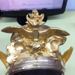 El bronce es restaurado y limpiado con ultrasonidos, jabones neutros y en algunos casos con medios mec&aacute;nicos