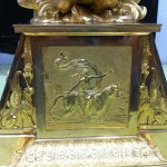 El bronce es restaurado y limpiado con ultrasonidos, jabones neutros y en algunos casos con medios mec&aacute;nicos