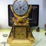 El reloj se entrega con una llave para que el cliente pueda hacer las correcciones de adelanto y atraso sin tener que desmontar el p&eacute;ndulo
